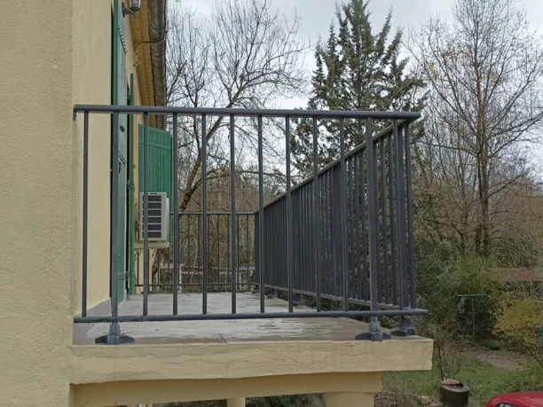 Garde corps à barreaudage aluminium Profils Systèmes Gard vue extérieure latérale balcon