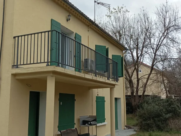 Vue d'angle du garde-corps aluminium à barreaudage sur le balcon dans le Gard