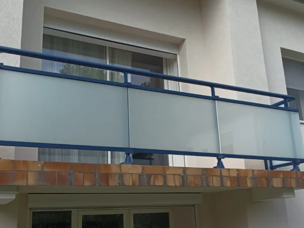 Garde-corps vitré aluminium bleu sur balcon, vue extérieure dans le Gard