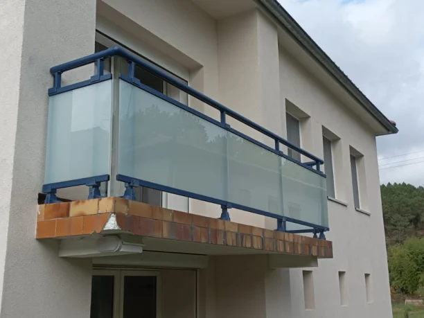 Vue latérale du garde-corps vitré aluminium bleu sur le balcon dans le Gard