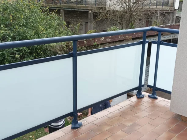 Vue intérieure du garde-corps vitré aluminium bleu sur le balcon dans le Gard
