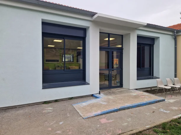 Porte de service à imposte et châssis fenêtre coulissante soubassement BSO GM200 Schenker école maternelle Laval-Pradel