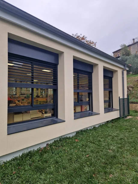 Châssis fenêtre coulissante soubassement BSO GM200 Schenker ouvert école maternelle Laval-Pradel