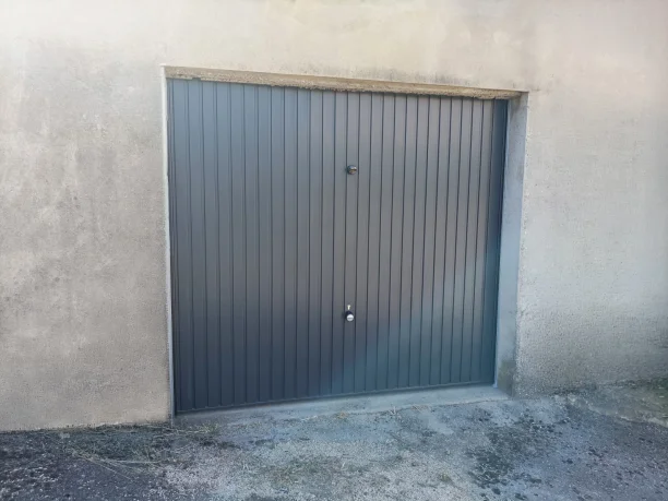 Porte de garage basculante gris anthracite acier Hörmann Gard vue extérieure