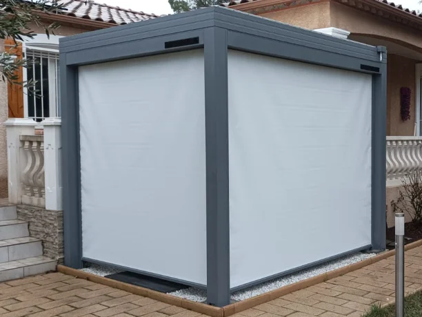 Store extérieur vertical