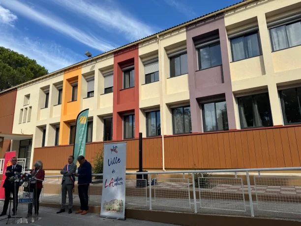 Porte de service et fenêtre RAL 7016 en aluminium gamme Cuzco de Profils Systèmes à Laudun-l’Ardoise inauguration