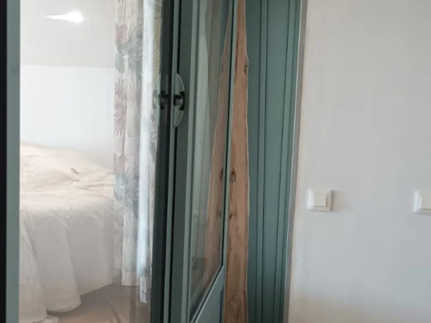 Cloison intérieure en aluminium avec baie vitrée Profils Systèmes dans le Gard vue latérale
