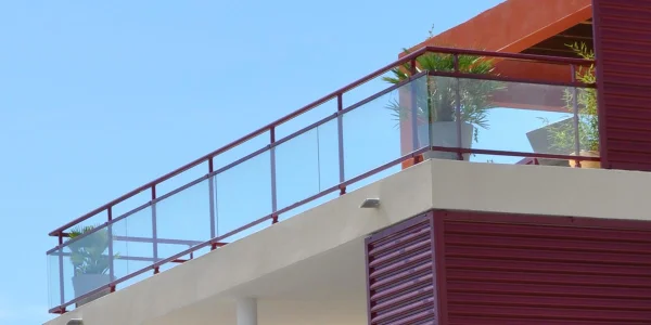 Faites installer votre garde-corps en verre par un professionnel près de chez vous