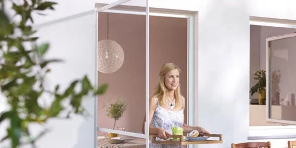 Faites installer votre moustiquaire battante par un expert