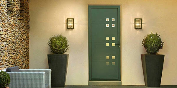 Faites installer vos portes d'entrée en aluminium par un professionnel près de chez vous