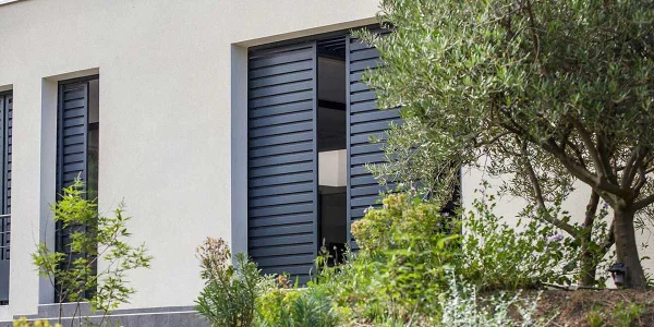 Faites installer vos volets coulissants alu par un professionnel près de chez vous