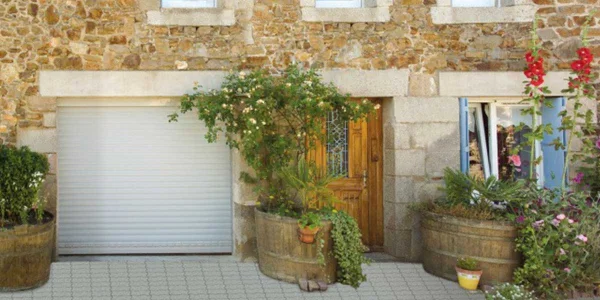 Faites installer une porte de garage enroulable par un professionnel près de chez vous