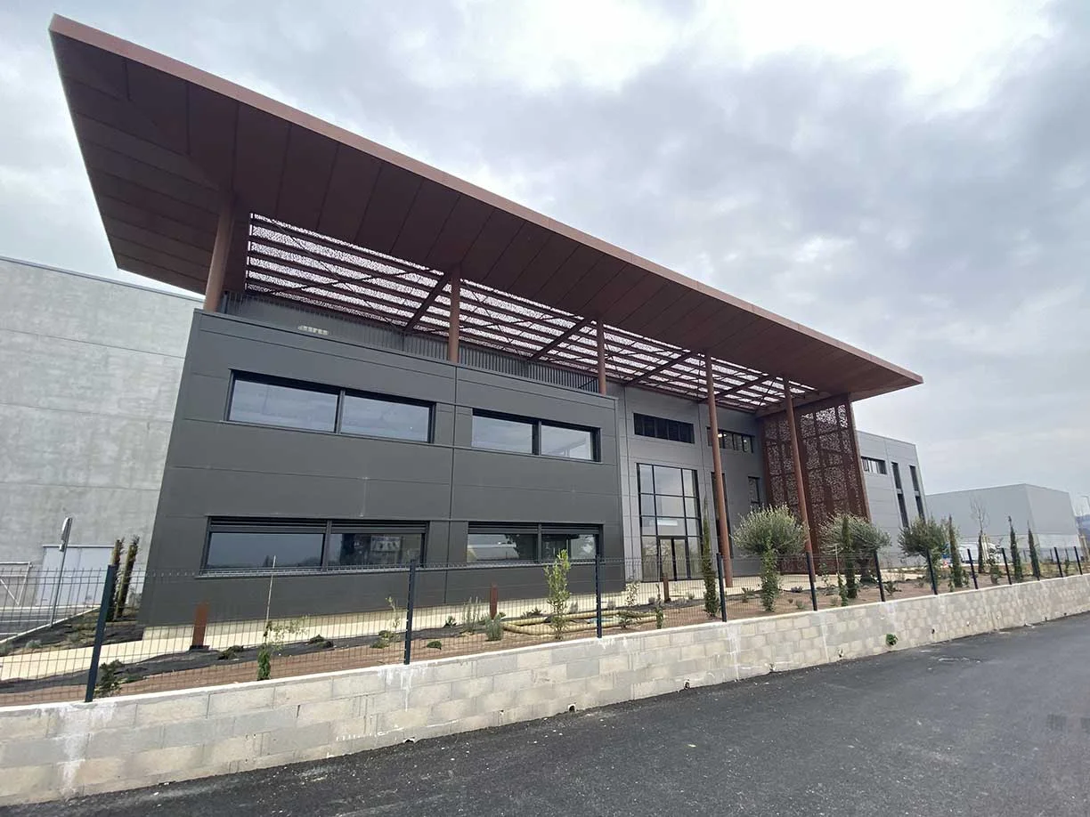 Bastide - Bâtiment vue de l'extérieur menuiseries sur mesure par Pascal Menuiserie