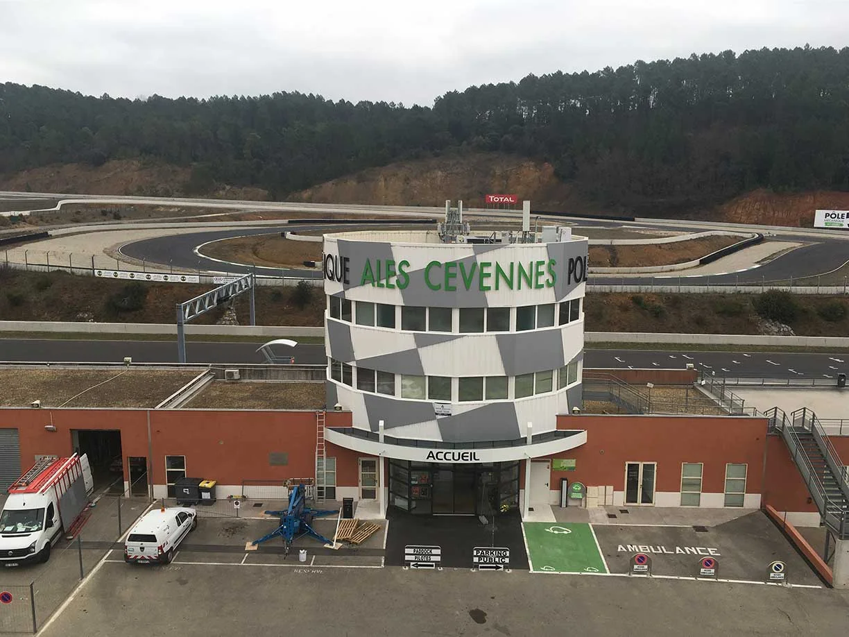 Pôle mécanique Alès Cévennes menuiseries extérieures par Pascal Menuiserie