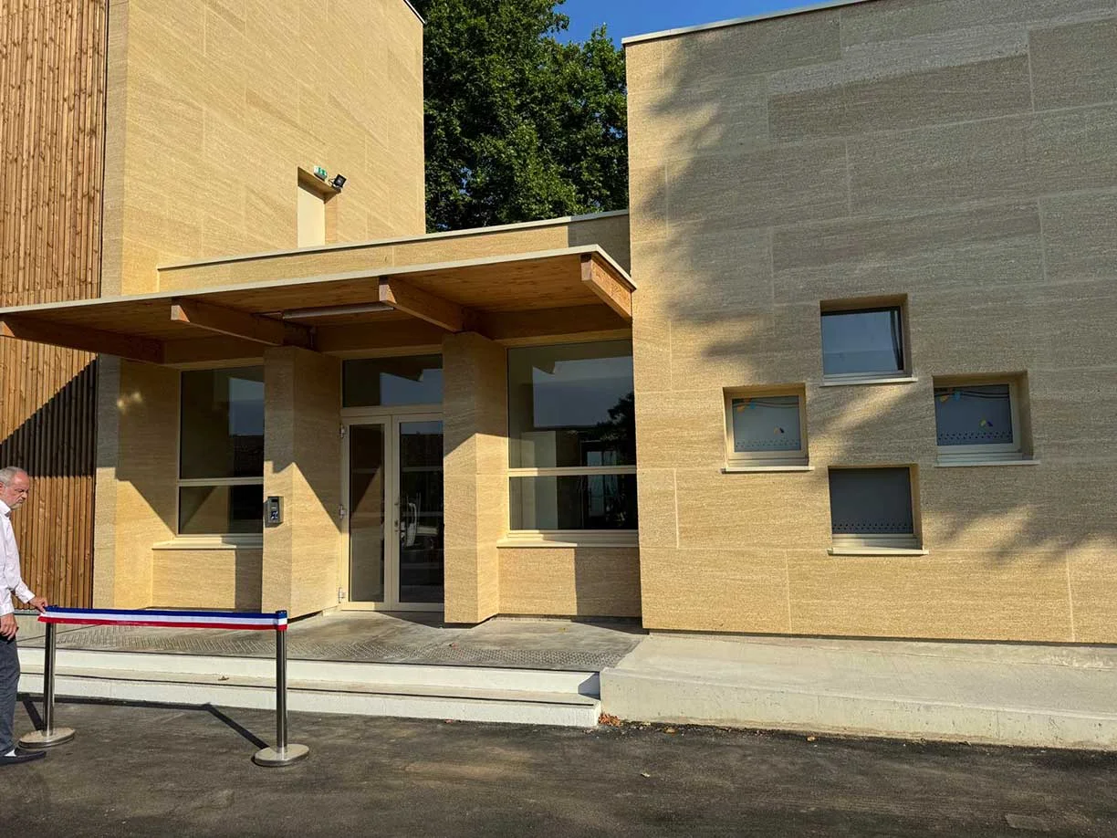 Façade du centre de loisirs / crèche de Calvisson (Gard) en bois et alu par Pascal Menuiserie