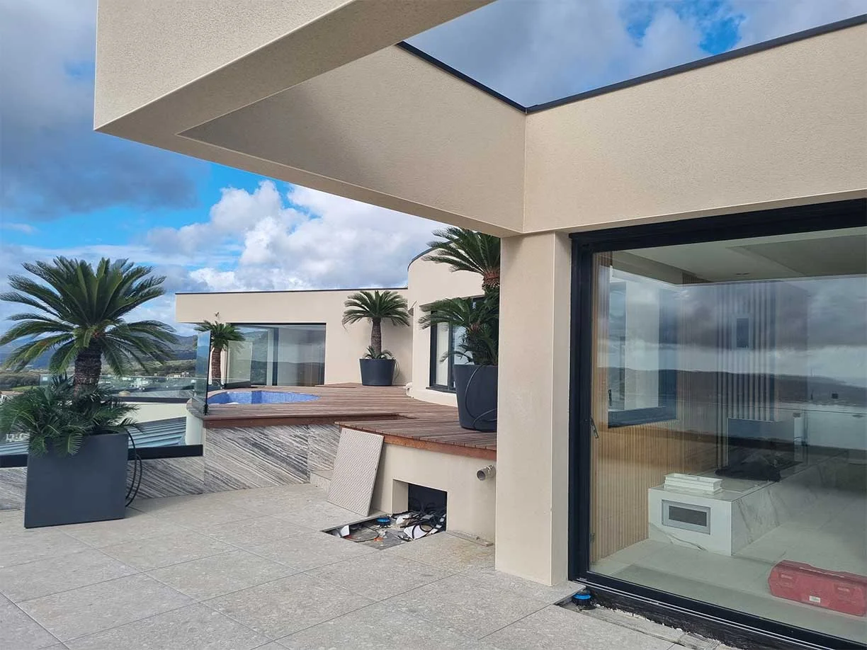 baie vitrée aluminium dans villa d'architecte à Beauvallon