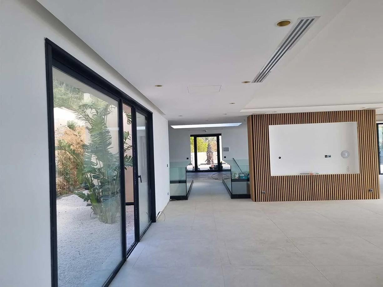 Baie vitrée XXL à galandage Profils Systèmes Cuzco noir volcan à Beauvallon