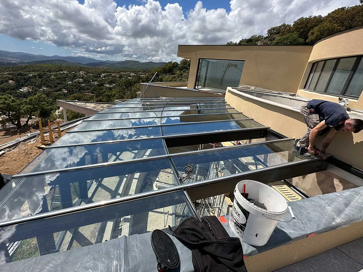 villa en construction à Beauvallon pose d'une verrière par Pascal Menuiserie