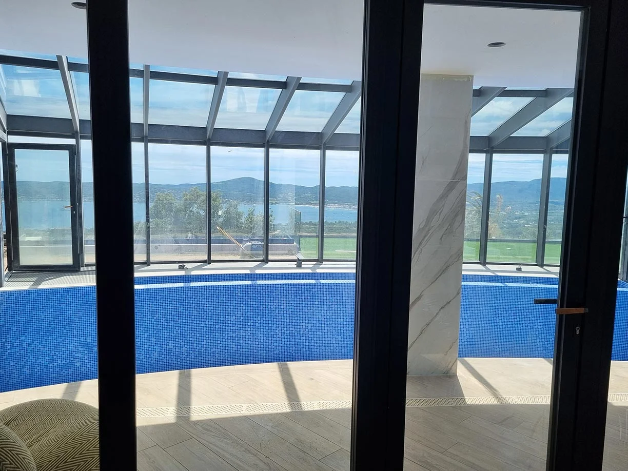 Verrière sur mesure extérieur d'une piscine avec vue sur mer