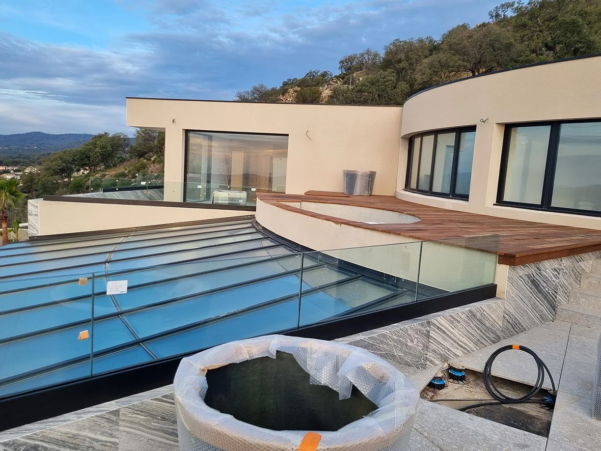 Verrière aluminium pour piscine d'intérieur vue du haut villa Beauvallon