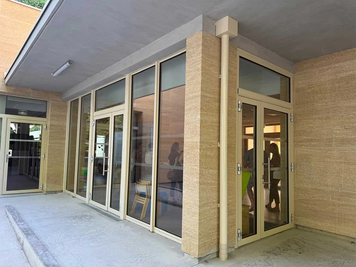 Sas d'entrée en bois / alu du centre de loisir/ crèche à Calvisson (Gard)