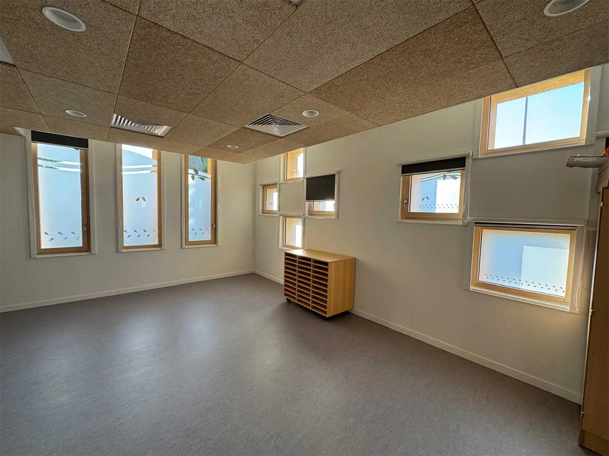 Intérieur menuiseries bois / alu du centre de loisirs/ crèche à Calvisson (Gard)