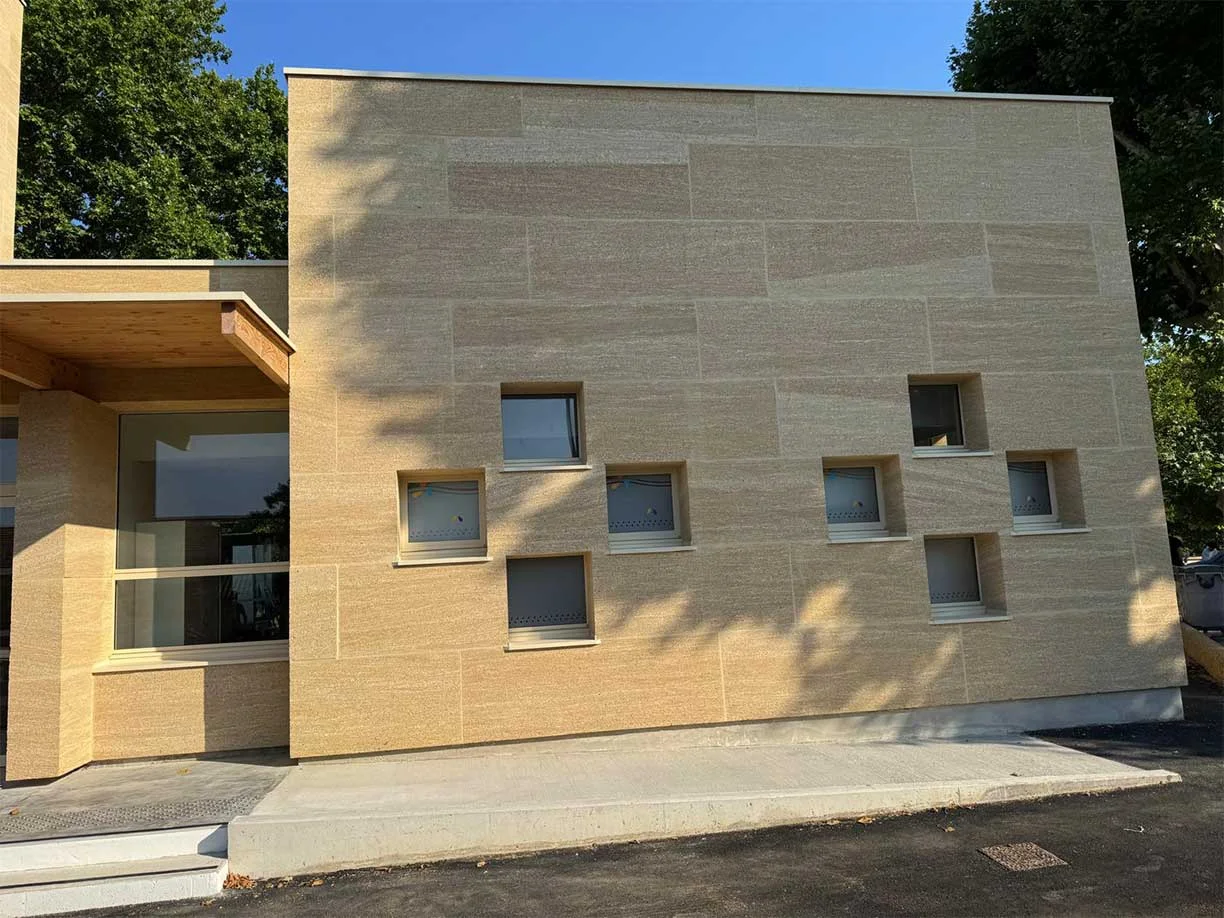 Extérieur menuiseries bois / alu du centre de loisirs / crèche à Calvisson (Gard)