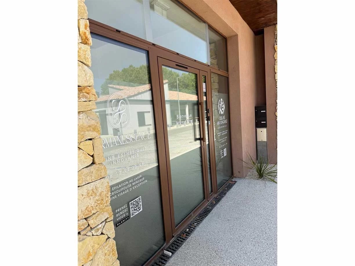 Cœur de commerces à Langlade - Porte grand trafic et fenêtres en alu