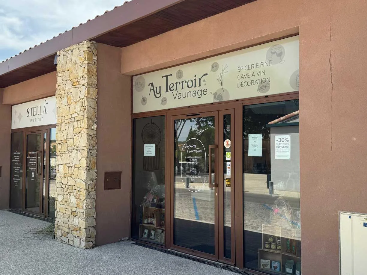 Cœur de commerces à Langlade - Menuiseries aluminium sur mesure entrée