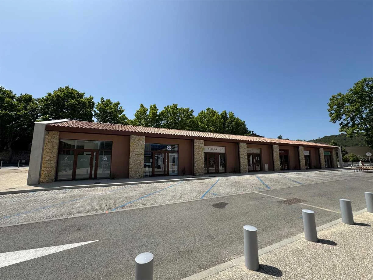 Cœur de commerces à Langlade - Menuiseries sur mesure projet tertiaire