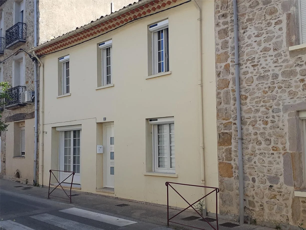 Rénovation d’une maison de village à Bessèges - Fourniture et pose de volets roulants solaires Lakal