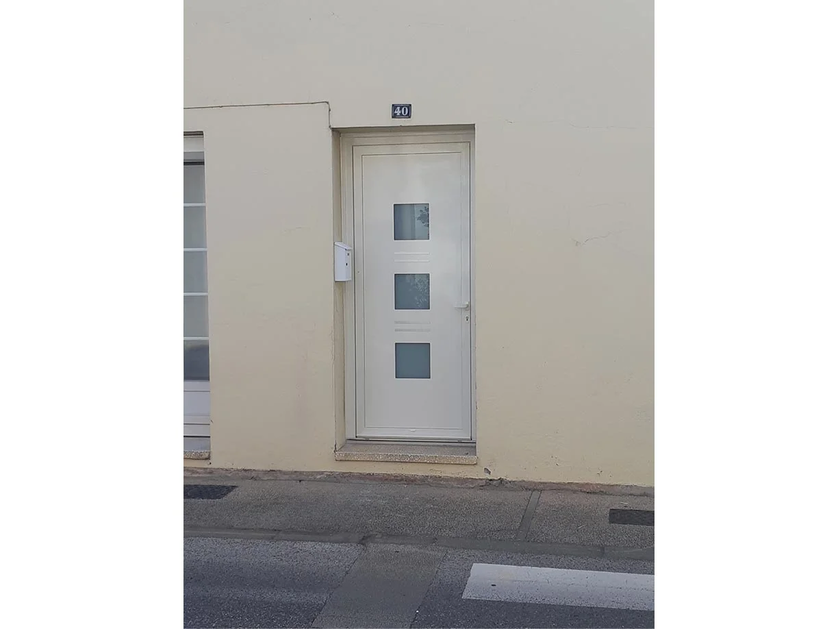 Rénovation d’une maison de village à Bessèges - Remplacement de la porte d’entrée