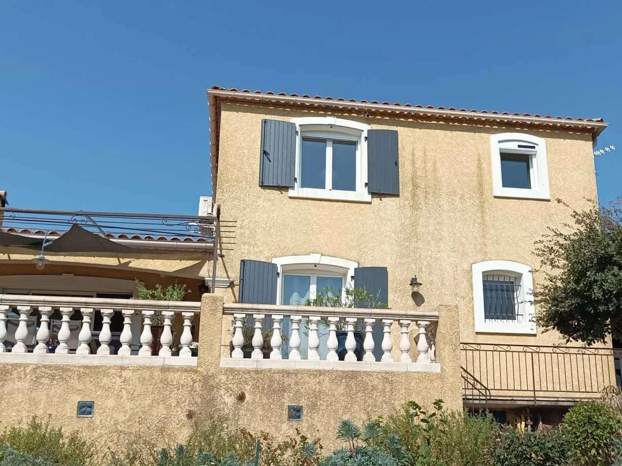 Rénovation d'une villa sur la commune de Monteils - Volets battants et un volet roulant solaire Lakal motorisation Somfy RS100 IO