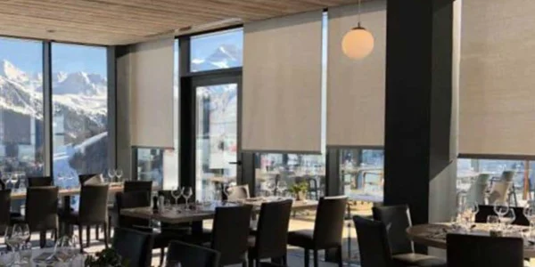 Les stores verticaux screen ou ZIP : filtrer la lumière sans se couper de l’extérieur