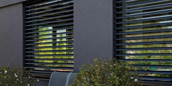 Les BSO (Brise-Soleil Orientables) : ajuster la lumière selon vos envies