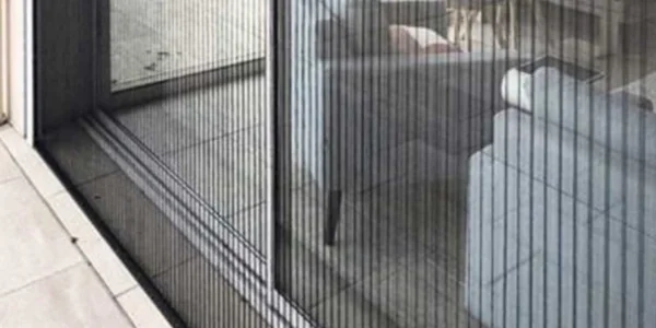 Moustiquaire plissée latérale