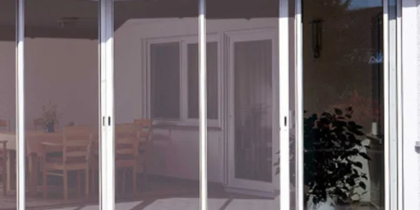 Moustiquaire coulissante latérale