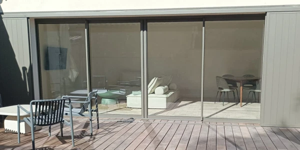 Relier deux bâtiments, ouvrir un nouvel espace de vie