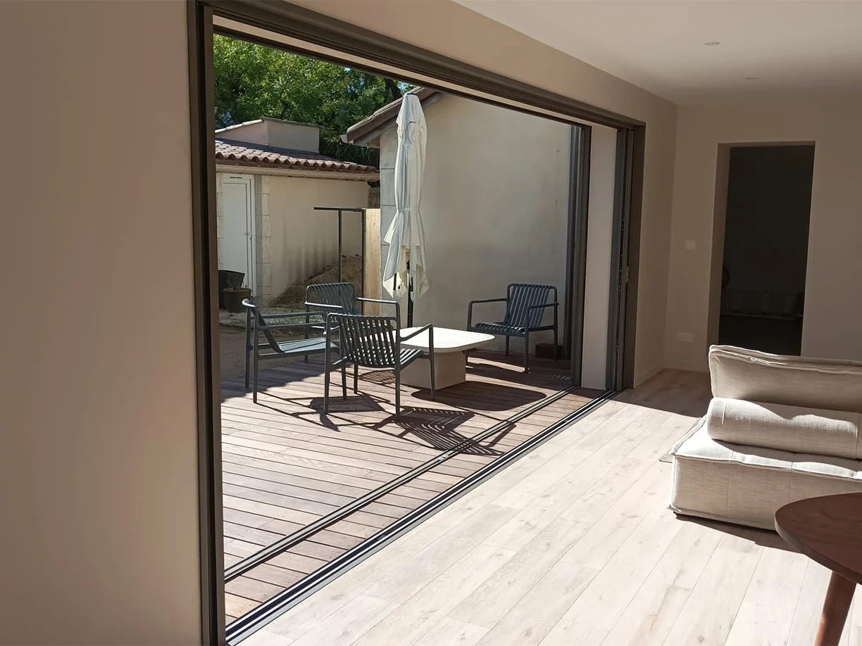 Baie vitrée coulissante galandage Terra gris désert aluminium Profils Systèmes Gard vue intérieure ouvert