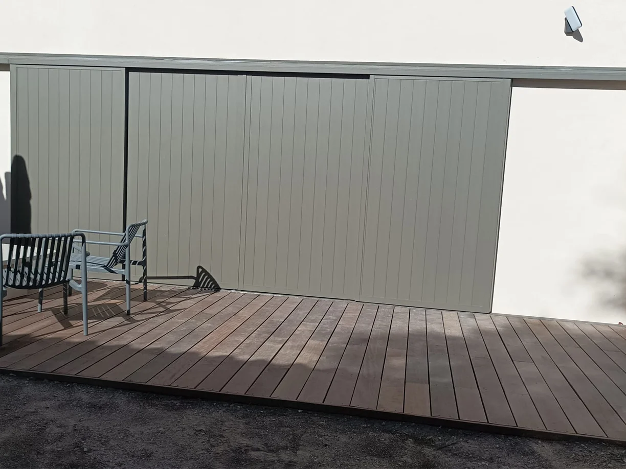 Volets coulissants Terra gris désert aluminium Profils Systèmes Gard vue extérieure fermé